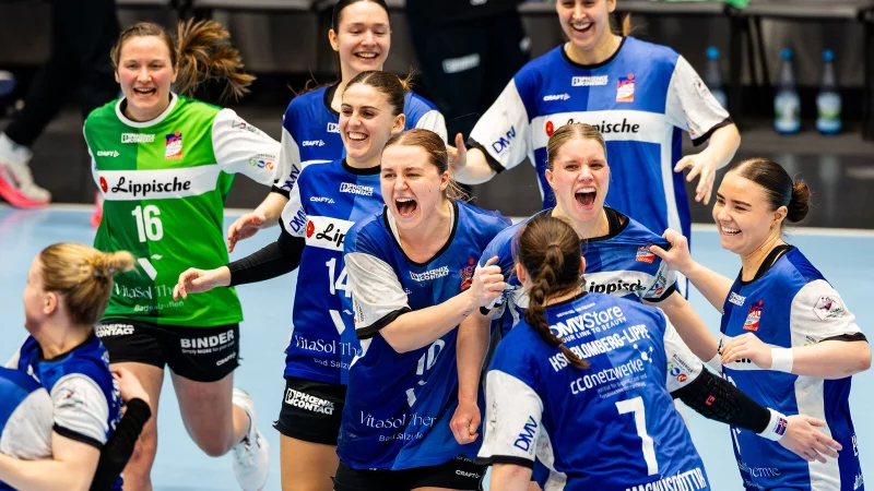 Nach dem Sieg beim Th&uuml;ringer HC ist die Freude gro&szlig; im HSG-Lager bei (von links) Hauf, Veith, Bucher, Vegue, M&uuml;hlner, D. Magnusdottir, R&uuml;ffieu, Sandberg und M. Magnusdottir. - &copy; Christian Heilwagen