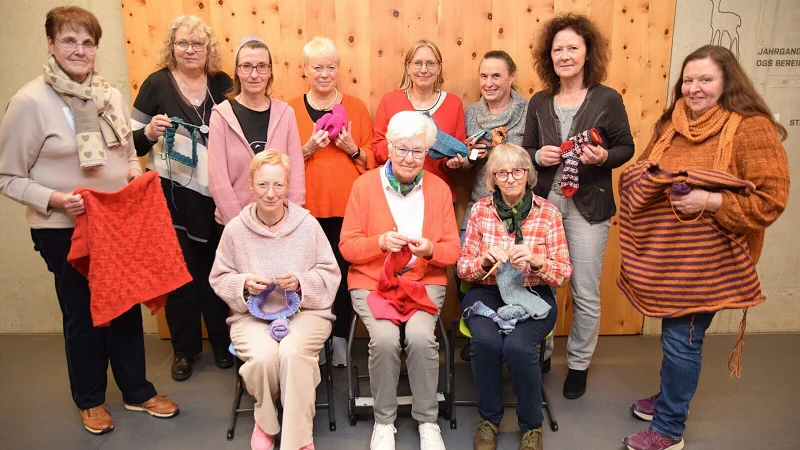 Kerstin Bauch, Uschi Mienow, Kerstin Kräft, Marion Zumblick, Stefanie Kohorst, Heike Jaedicke, Uschi Beckmann, Susanne Hubrich (hinten v. l.) sowie Anke Oguntke, Ulrike Jaehn und Viktoria Affeldt (vorne v. l.) gehören zu denen, die sich regelmäßig zum stricken und häkeln treffen. - © Karin Prignitz