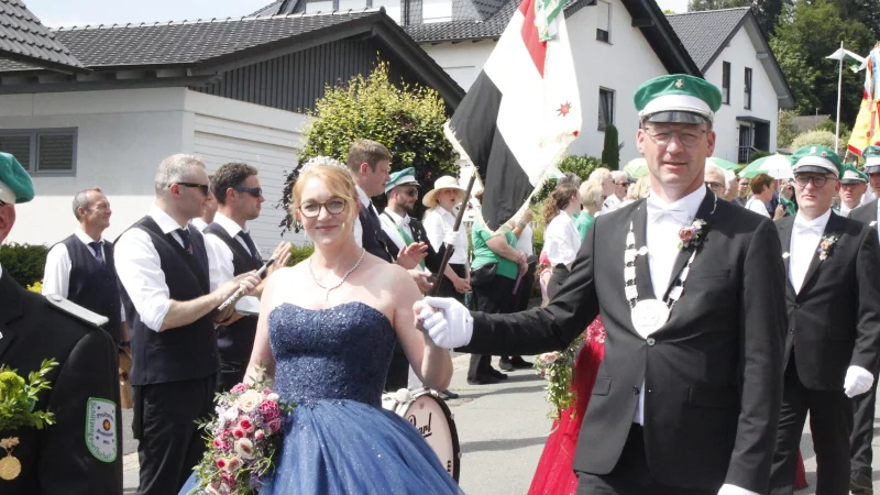 Bei schönstem Sommerwetter präsentierten sich das Königspaar Björn und Christina Müller beim traditionellen großen Festumzug der Brakelsieker Schützen am Sonntag. - © Juliana Szabo