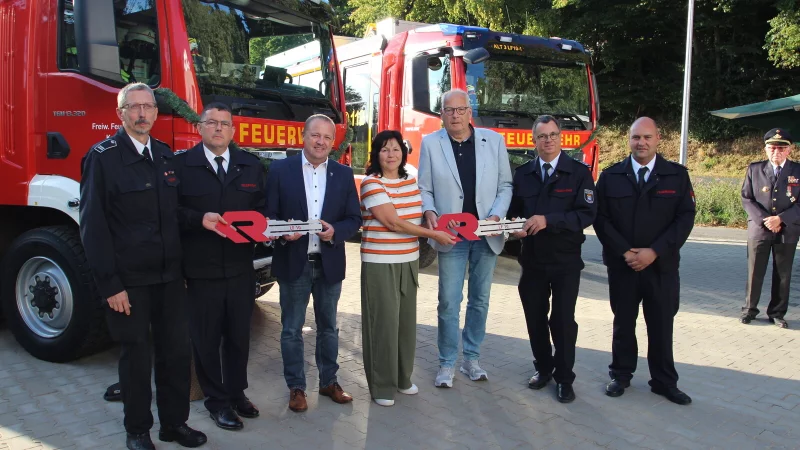 Während der Einweihung des Feuerwehrgerätehauses Kalletal werden symbolisch die Schlüssel für neue Fahrzeuge der Löschgruppen Talle und Bavenhausen übergeben (von links): Sebastian Thielsch (Einheitsführer der Löschgruppe Bavenhausen), Michael Little (stellvertretender Leiter der Feuerwehr Kalletal), Bürgermeister Mario Hecker, Ordnungsamtsleiterin Andrea Batzer, der stellvertretende Kalletaler Bürgermeister Dieter Hartwig aus Talle, Arnd Plettemeier (stellvertretender Leiter der Feuerwehr Kalletal) und Andreas Wagner (Einheitsführer der Löschgruppe Talle). - © Jens Rademacher