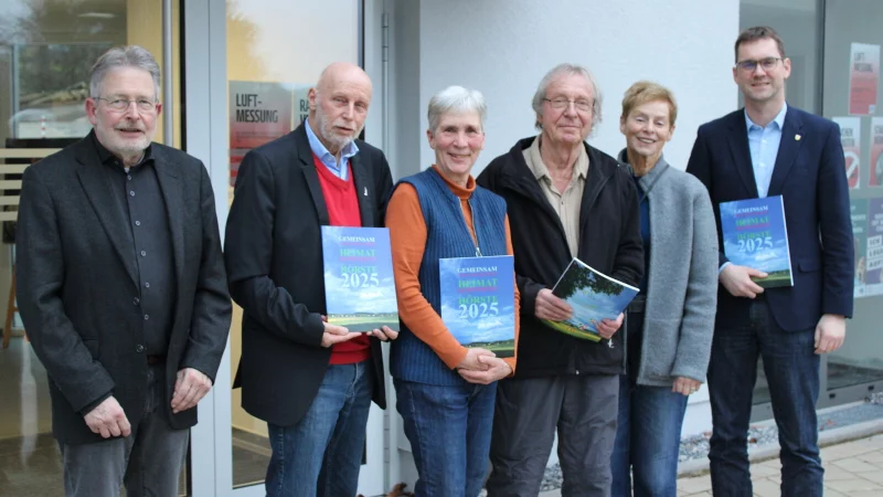 J&ouml;rg List (Bezirksregierung, von links), Wolfgang Thevis, Petra Niederdorf, Heinz Walter, Susanne Kleinegees und B&uuml;rgermeister Matthias Kalkreuter stellen die Brosch&uuml;re vor, die all die Aktivit&auml;ten der Heimatkonferenz in diesem Jahr zusammenfasst. - &copy; Lorraine Brinkmann