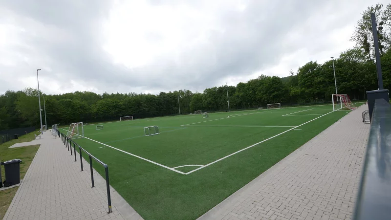 Der Kunstrasenplatz am Eggestadion und das Sporthaus in Horn werden von mehreren Vereinen genutzt, doch es gibt Probleme mit M&uuml;ll und dem Reinigungszustand. - &copy; Archivbild: Jost Wolf