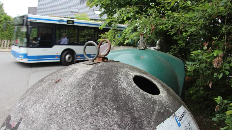 Immer mal wieder muss der Bauhof illegal entsorgten Müll an den Altglas- und Altkleidercontainer in der Stadt (hier an der Ecke Hudeweg/Herbergstraße) abholen. - © Archivfoto: Wolfgang Becker