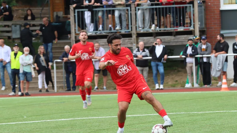 Enis C&ouml;mert (am Ball) und Johann Felker (im Hintergrund) vom Post-TSV Detmold freuen sich auf das Gastspiel des Tabellenf&uuml;hrers am Werresportplatz. - &copy; Sebastian Lucas