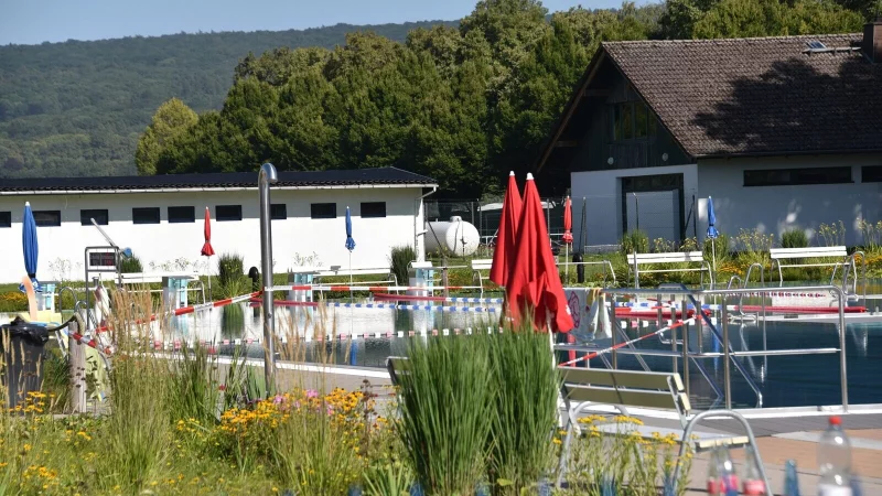 Das Freibad in H&ouml;xter war am Montagnachmittag ger&auml;umt und das Becken f&uuml;r die Ermittlungen abgesperrt worden. - &copy; Privat