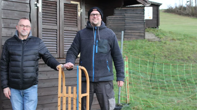Thomas Kuhlmann (links) und Björn Winkler hoffen auf viel Schnee in dieser Saison und, dass der Lift dann möglichst oft geöffnet werden kann. - © Lorraine Brinkmann