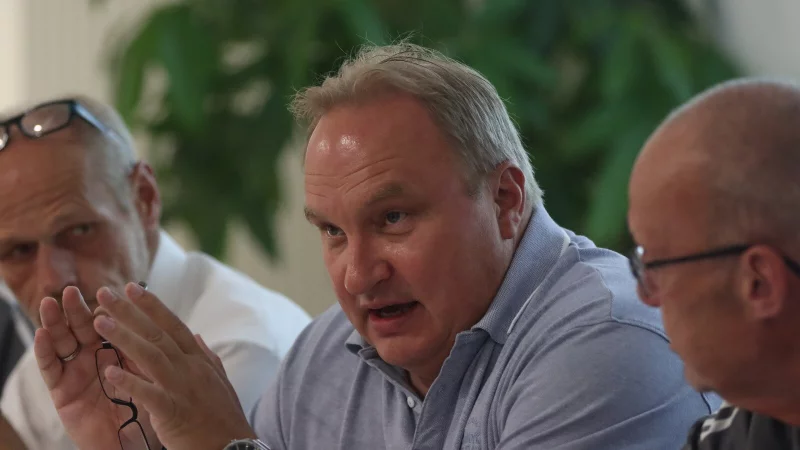 Die Augen richten sich auf Volker Dierk, der die Spielpläne erstellt. Links: Staffelleiter Reiner Dobrott, rechts: Hartmut Tegeler, Vorsitzender des Detmolder Kreisfußball-Ausschusses. - © Sebastian Lucas