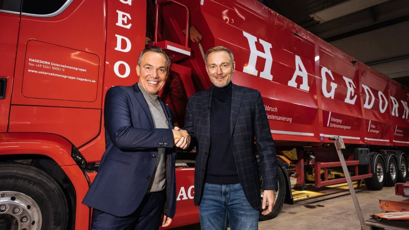 Bereits im Februar stattete Christian Lindner (r.) Gr&uuml;nder und gesch&auml;ftsf&uuml;hrender Gesellschafter Thomas Hagedorn (l.) im Rahmen seiner Wahlkampftour einen Besuch in G&uuml;tersloh ab. - &copy; Hagedorn