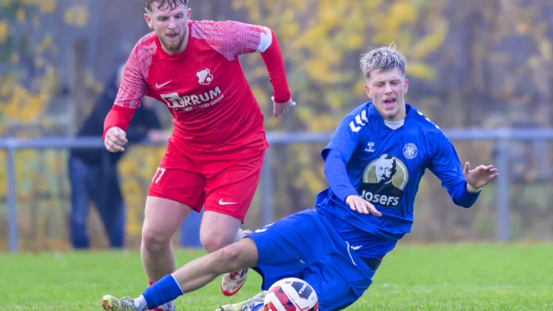 Brisanz im Spiel: In dieser Szene kann sich der Augustdorfer Kapit&auml;n David-Kai Weis (rot) gegen seinen Schl&auml;nger Gegenspieler Julian Volskij (blau) durchsetzen. - &copy; Egon Penner