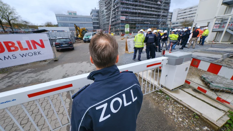 Das Bielefelder Hauptzollamt, hier bei einer Razzia im April 2023 auf der Gro&szlig;baustelle der Uni Bielefeld, steht in der Kritik durch die eigenen Mitarbeiter. - &copy; Andreas Zobe