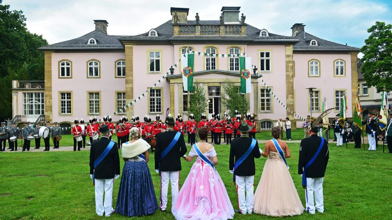 Die W&uuml;rdentr&auml;ger werden beim gro&szlig;en Zapfensteich in Sch&ouml;tmar verabschiedet. - &copy; Nicole Ellerbrake