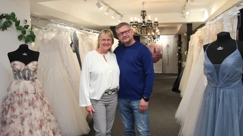 Claudia Stenten und ihr Mann Arne Bednarzik betreiben das Brautmoden-Geschäft "Trau(m)kleid Lippe". Sie sind nun auch in der Lemgoer Mittelstraße zu finden. - © Nadine Uphoff