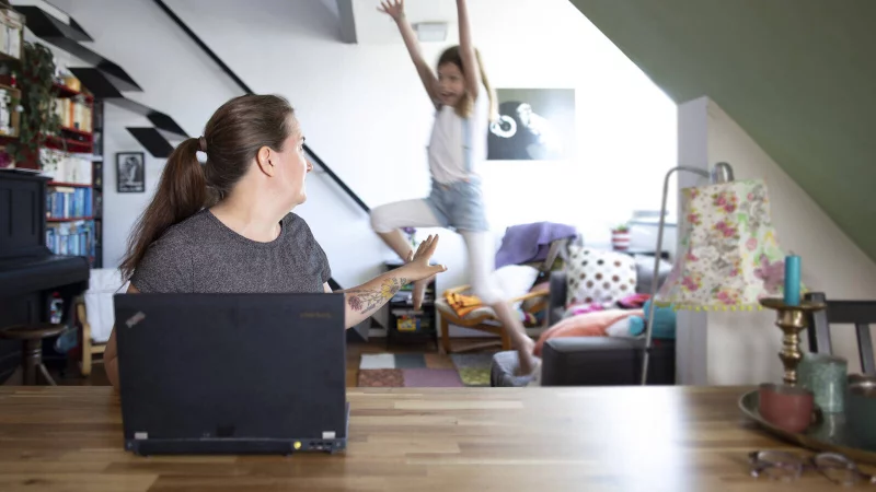 Blanke Nerven statt Sommerlaune: Viele Eltern arbeiten derzeit wieder im Homeoffice mit Kindern, um die Ferien zu &uuml;berbr&uuml;cken. Zwei Familien aus OWL berichten. - &copy; imago images/photothek