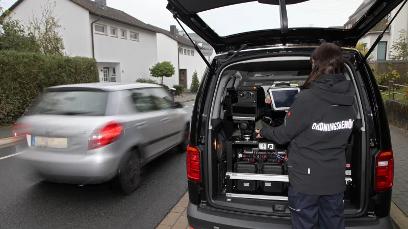 Ein Blitzerwagen, wie hier an der Detmolder Siegfriedstraße, soll auch in Lage zum Einsatz kommen. - © Archivfoto: Bernhard Preuss