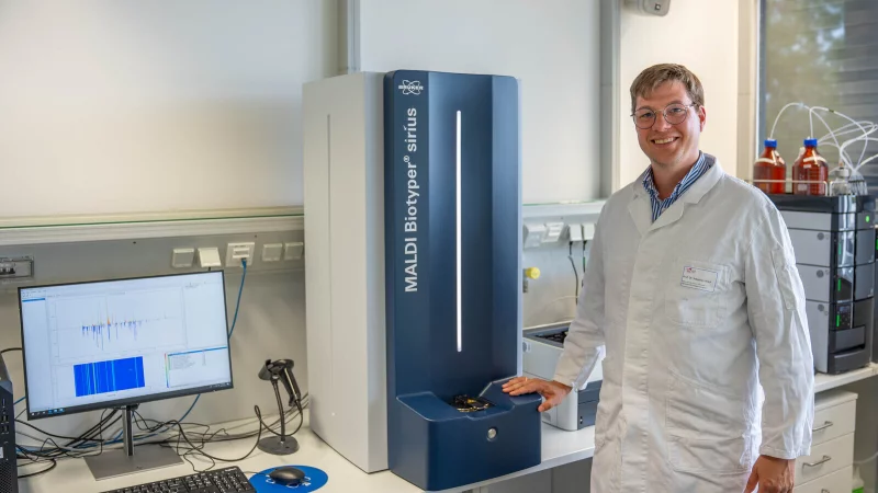 Professor Sebastian Ulrich präsentiert das moderne Massenspektrometer. - © TH OWL