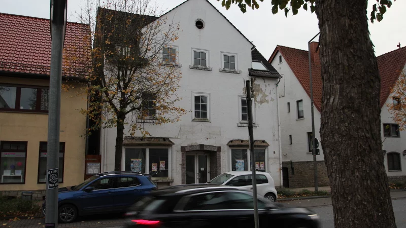 Schwierige Immobilie: Der Lippische Hof in der Barntruper Mittelstra&szlig;e ist weiter in Privatbesitz. Augenscheinlich hat sich dort seit geraumer Zeit nichts getan. F&uuml;r B&uuml;rgermeister Borris Ortmeier geh&ouml;rt das Geb&auml;ude in die Reihe der Problemimmobilien in der Stadt. - &copy; Jens Rademacher