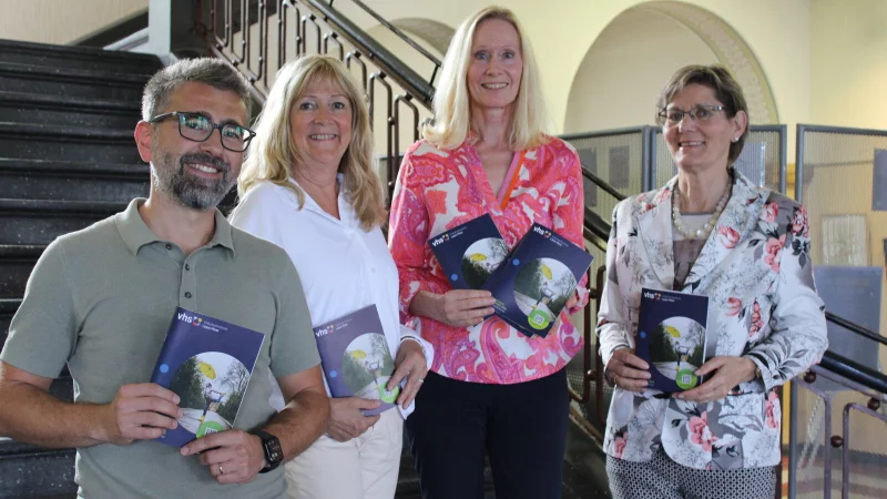 Nikolay Dimitrov, Claudia Tunsch (von links), Ute Reichert und Dr. Petra Heider stellen das Programm für das nächste Semester vor. - © Lorraine Brinkmann