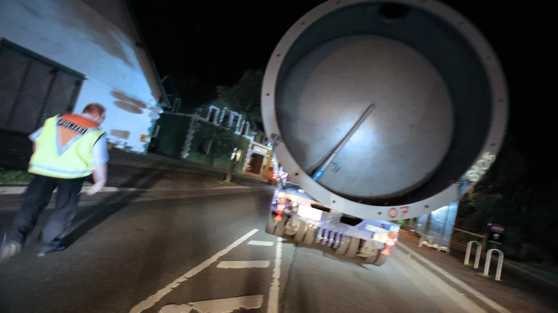 Teile einer Windkraftanlage sollen Ende der Woche auch die wichtige A2-Anschlussstelle im Bereich zwischen Bad Salzuflen und Herford passieren. - &copy; Gerald Dunkel/Archiv