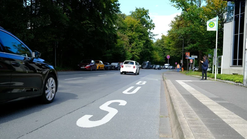 Eine neue Busspur wird gebaut. Das geht nur unter Vollsperrung. Parkpl&auml;tze sollen aber erreichbar bleiben. - &copy; Sven Koch