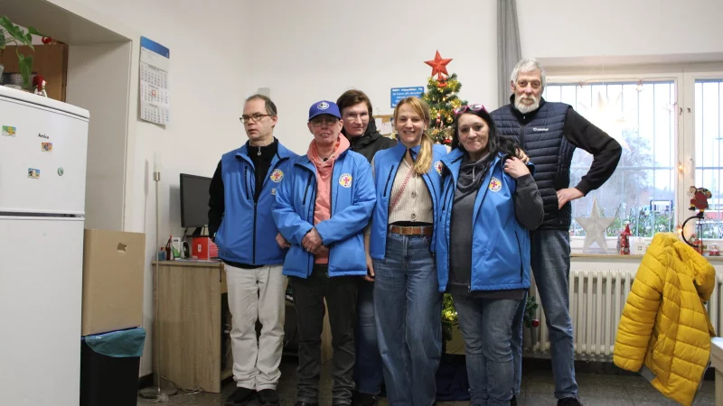 Das Team von der Bahnhofsmission in Lage versorgt die Bed&uuml;rftigen mit Lebensmitteln. - &copy; Kyrill von Matuschka