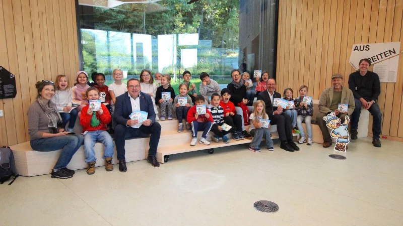 (vordere Reihe von rechts): Dr. Ingo M&ouml;ller (Leiter der KEW), Zeichner Mark
Sch&auml;ferjohann, J&ouml;rg-D&uuml;ning Gast (Verbandsvorsteher des Landesverbands Lippe)
und Landrat Dr. Axel Lehmann haben der 2b des Grundschulverbunds Oerlinghausen
mit ihrer Klassenlehrerin Ilona Schl&uuml;ssel (links) das neue Herm&auml;nnchen-Heft
vorgestellt. - &copy; Kreis Lippe