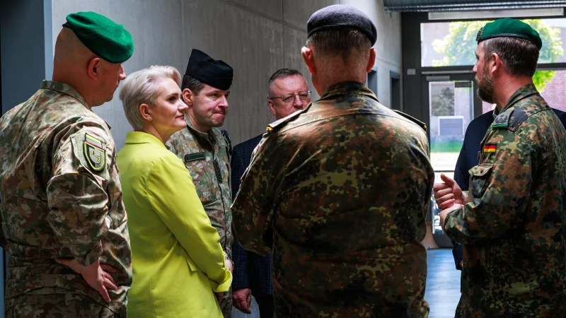 Im Gespräch mit Angehörigen des Bundeswehrstandortes Augustdorf erfährt die litauische Delegation aus erster Hand, was die Truppen der Panzerbrigade 45 in Litauen brauchen werden. - © Bundeswehr/Till Hey