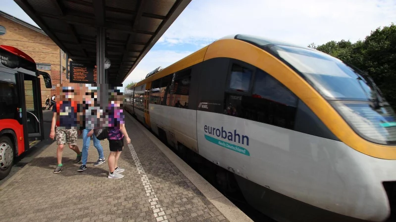 Ein Dieseltriebwagen der Eurobahn steht im Bahnhof Lemgo: Durch die Übernahme des Unternehmens habe der Nahverkehrs-Zweckverband NWL seine Handlungsfähigkeit bewiesen, meint Kurt Kalkreuter. - © Archivfoto: Jens Rademacher
