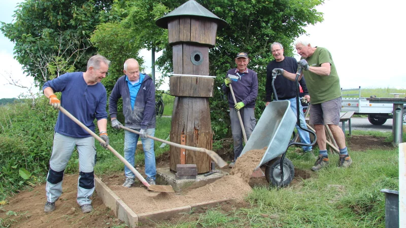Machen den Taller Wichtel hübsch: (von links) Michael Hahn, Udo Hartwig, Uwe Kortfunke, Rainer Dubbert und Bruno Güse. - © Nadine Uphoff