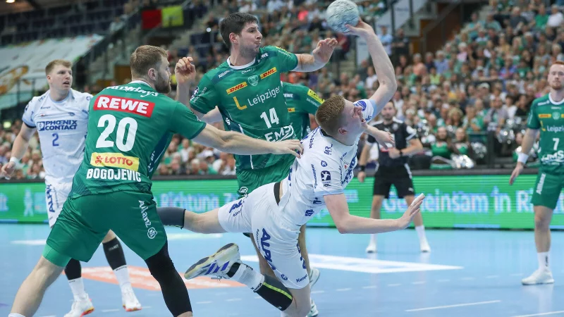 Niels Versteijnen vom TBV findet erneut eine Lücke in der Leipziger Deckung. - © Jan Huebner