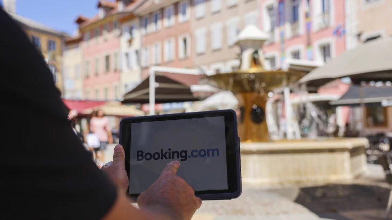 Wer ein Hotel buchen m&ouml;chte, f&uuml;r den ist Booking.com oft die erste Adresse. - &copy; picture alliance / PHOTOPQR/LE DAUPHINE/MAXPPP