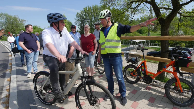 ADFC-Lippe-Vorsitzender Manfred Wiehenkamp erklärt NRW-Verkehrsminister Oliver Krischer den Ablauf der Testfahrt auf dem gerade eingeweihten Bürgerradweg in Leopoldstal. Im Hintergrund (von links) Patrick Pauleikhoff (CDU HBM), Landrat Dr. Axel Lehmann, Christa Ludwig (Grüne HBM) und Hubert Ebers (Verein "Ländlicher Raum aktiv"). - © Jost Wolf