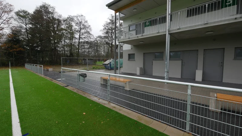 In dem umz&auml;unten Bereich hinter der Mulde neben dem neuen Sportlerheim Oesterholz wird bald der neue Pumptrack entstehen. - &copy; Jost Wolf