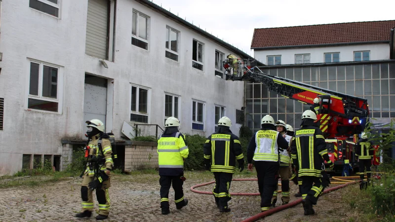 Lagebesprechung, bevor es für die Einsatzkräfte ins Gebäude geht. - © Lorraine Brinkmann