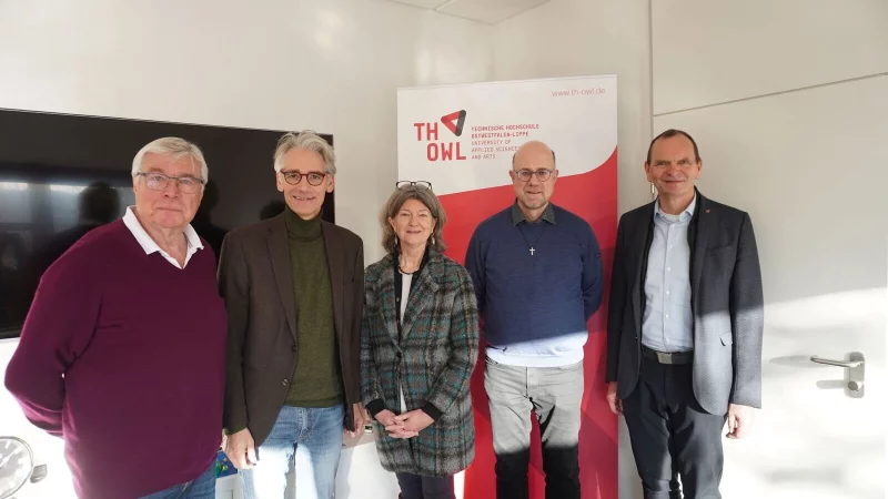 Reinhard H&ouml;lscher, Vorstand der Klara Niehus-Stiftung (von links), Kirchenrat Thomas Warnke, TH-OWL-Vizepr&auml;sidentin Professorin Dr. Uta Pottgiesser, Pastor Matthias Altevogt sowie Professor Dr. J&uuml;rgen Krahl, Pr&auml;sident der TH OWL trafen sich dieser Tage, um ein neues Gemeinschaftsvorhaben auf den Weg zu bringen. - &copy; TH OWL