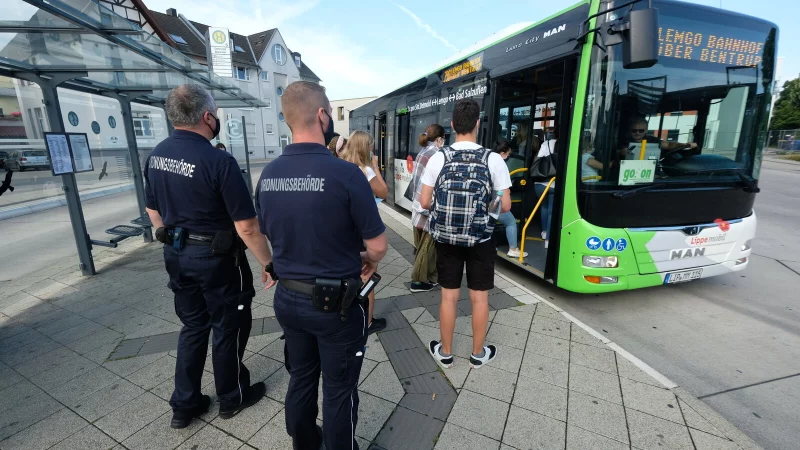 Der Kommunale Ordnungsdienst w&auml;hrend der Corona-Zeit im Einsatz am Detmolder Bahnhof. - &copy; Sven Koch