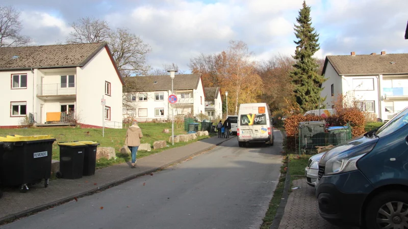 In der Augustdorfer Siedlung "Am D&ouml;ren" m&uuml;ssen viele Geb&auml;ude saniert werden; Heizungen sind veraltet und Wohnungen renovierungsbed&uuml;rftig. - &copy; Cordula Gr&ouml;ne