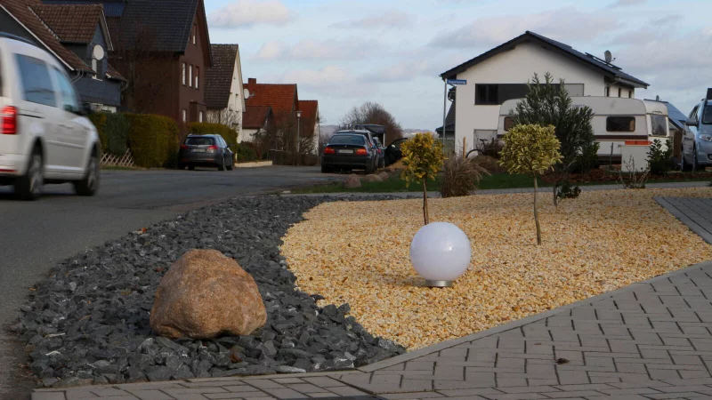 Sogenannte Schottergärten sind nach den Vorschriften der Landesbauordnung verboten. Dennoch sind sie vielerorts noch zu finden. - © Archivbild: Thomas Dohna