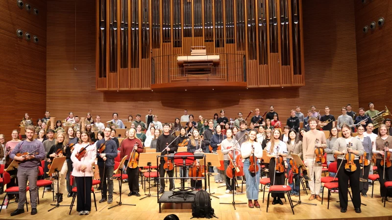 Die beiden Hochschulorchester auf der B&uuml;hne des Konzertsaals der Karol Szymanowski Akademie. - &copy; HfM Detmold/Plettenberg
