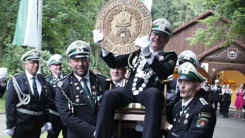 Alexander Vorndamme-Zentarra behauptete sich auch in diesem Jahr beim traditionellen Königsschießen und wurde zum Kaiser inthronisiert. - © Juliana Szabo