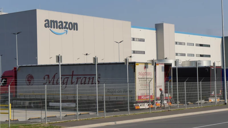 Der Pre-Check-In-Parkplatz für auf Abfertigung wartende Lkw ist laut Amazon erst zu 60 Prozent ausgelastet. - © Archivfoto: Jost Wolf