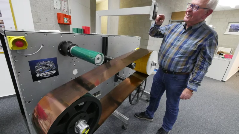 Erfinder Ludwig Dalhaus steht im Gilde-Zentrum vor einem Prozessband-Aufbau, den er zum Testen der unterschiedlichen Band-Verbundstoffe genutzt hat. - &copy; Jost Wolf