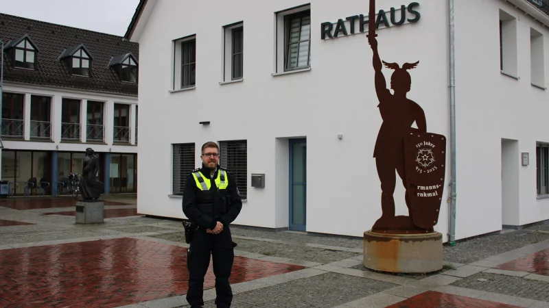 Augustdorf hat einen neuen Bezirksdienstbeamten. Polizeihauptkommissar J&ouml;rn Fischer ist seit September im Dienst und hat f&uuml;r die B&uuml;rger immer ein offenes Ohr. - &copy; Raffael Giebel