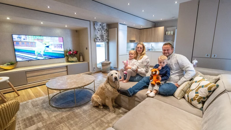 Die Schausteller Denise und Willi Kipp leben mit ihren Kindern Clara und Willi sowie Hund Apollo in dem Wohnwagen, der w&auml;hrend Libori am Paderborner L&ouml;ffelmannweg steht. - &copy; Niklas T&uuml;ns