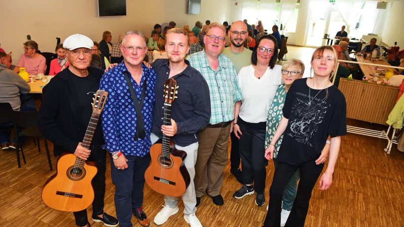 Musiker Jose aus Bielefeld, Organisator Antonio, Musiker Christoph, Andreas, Jan-Timo, Jasmin, Elke und Maya (von links) begrüßen die Gäste zum Nachbarschaftskaffee. - © Nicole Ellerbrake