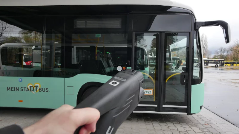 Neun Doppellader mit 180 KW Leistung stehen f&uuml;r die zehn neuen Mercedes E-Busse und m&ouml;gliche sp&auml;tere Erweiterungen der Flotte des Detmolder Stadtverkehrs bereit. - &copy; Jost Wolf
