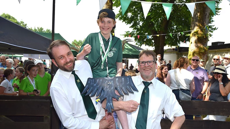 Die beiden Schießmeister Bastian Dawitz (l.) und Uwe Friedrich nehmen den überglücklichen Jubiläums-Kinderkönig Jarne Landerbarthold (10) nach seinem erfolgreichen Treffer auf die Schultern. - © Karin Prignitz