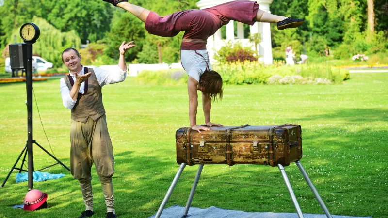 Das Akrobatik-Duo „Kira & Anders“ zeigt ihre Geschichte von „Mr. & Mrs. Twistly“ - © Nicole Ellerbrake