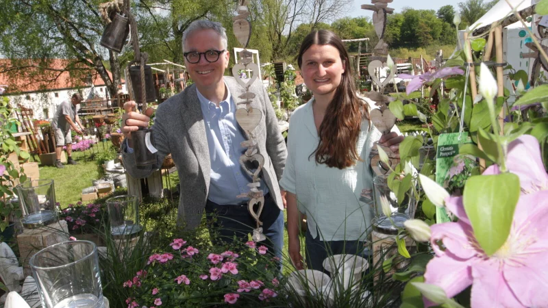 Charmaine Haid, beim Veranstalter Evergreen fürs Marketing zuständig, und Ingo Grabowsky, Direktor des LWL-Landesmuseums für Klosterkultur, laden zum Gartenfest auf dem Klostergelände ein. - © Uwe Müller