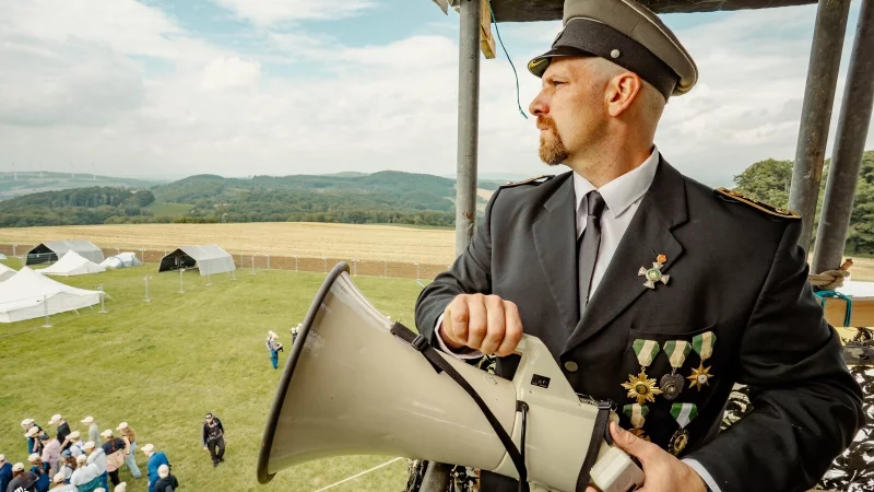 Die Szenerie des Lippe SOLA in Extertal gleicht auf den ersten Blick einem Hochsicherheitstrakt. Danny Riediger spielt den Gef&auml;ngnis-Direktor. - &copy; Gemeinde am Grasweg Lemgo