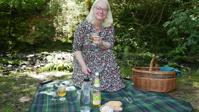 Diana Ammers Lieblingsplatz liegt am idyllischen Silberbach nahe der Kattenm&uuml;hle in Veldrom. Zum Interview-Termin hat sie einen Picknick-Korb dabei. - &copy; Jost Wolf